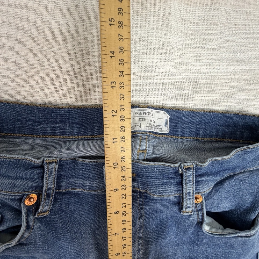 Free People Distressed Frayed Women's Ankle Jeans Sz 29 Ripped Knee Raw Hem - Picture 5 of 8
